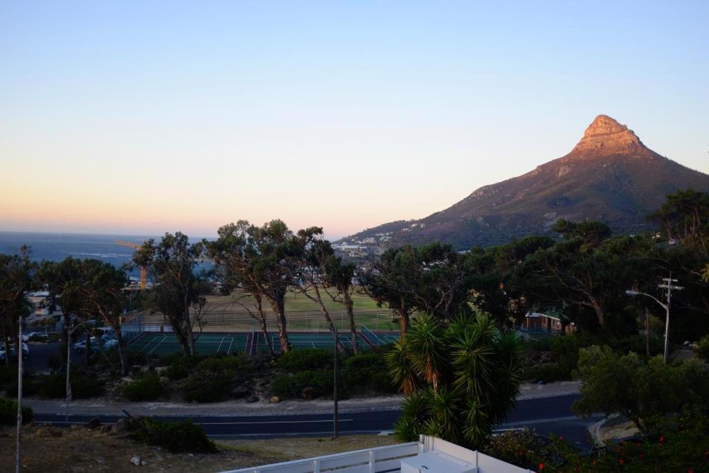 شقة Camps Bay Loft With Stunning Mountain And Ocean Views كيب تاون المظهر الخارجي الصورة