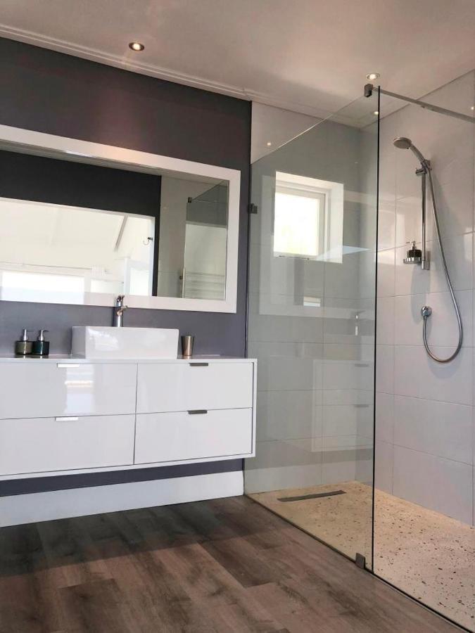شقة Camps Bay Loft With Stunning Mountain And Ocean Views كيب تاون المظهر الخارجي الصورة